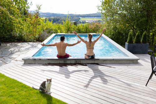 Homme et femme au bord de la piscine