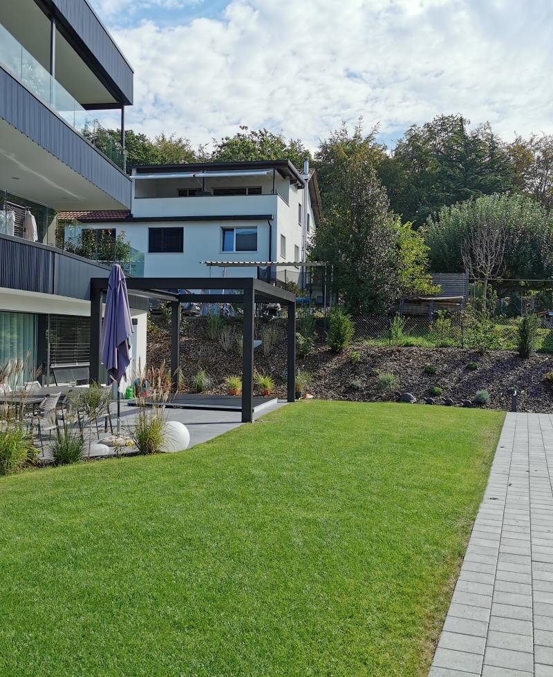 chemin pavé et pelouse