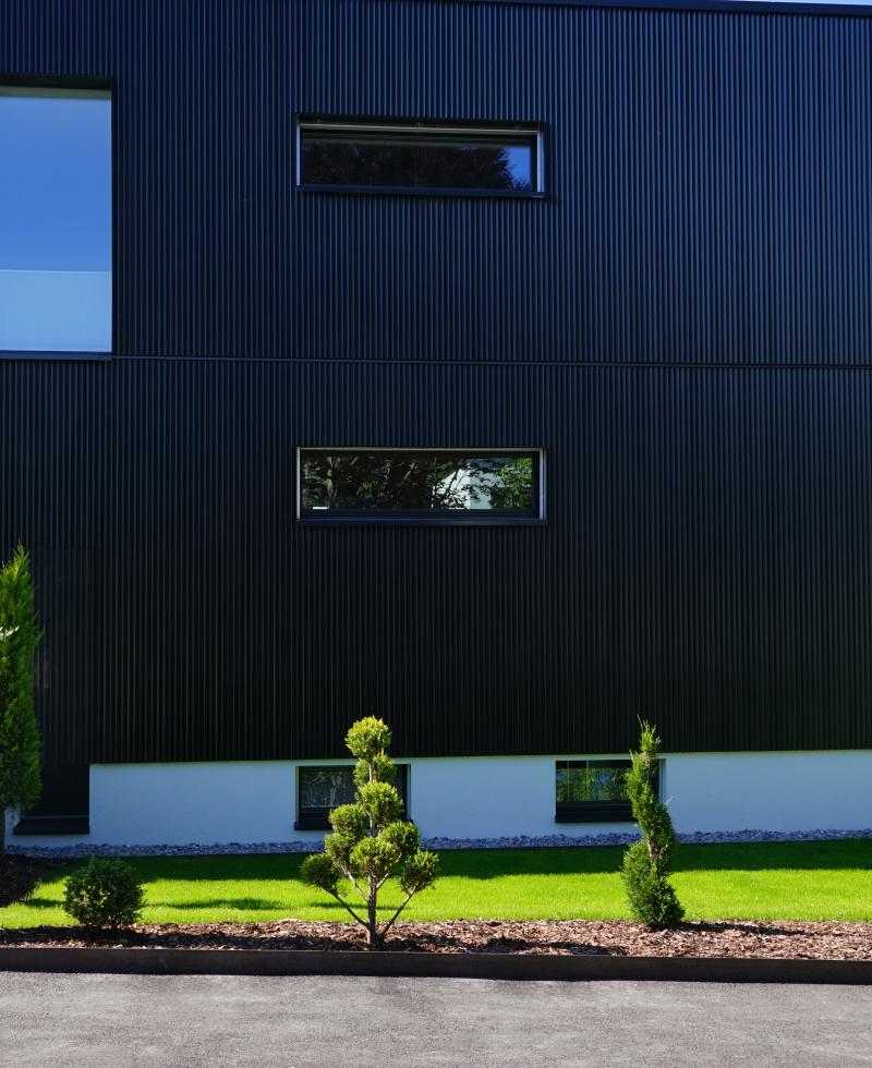 Plantations devant un bâtiment