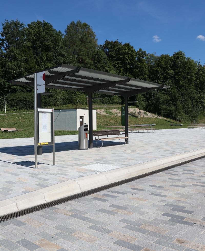 place public et arret de bus